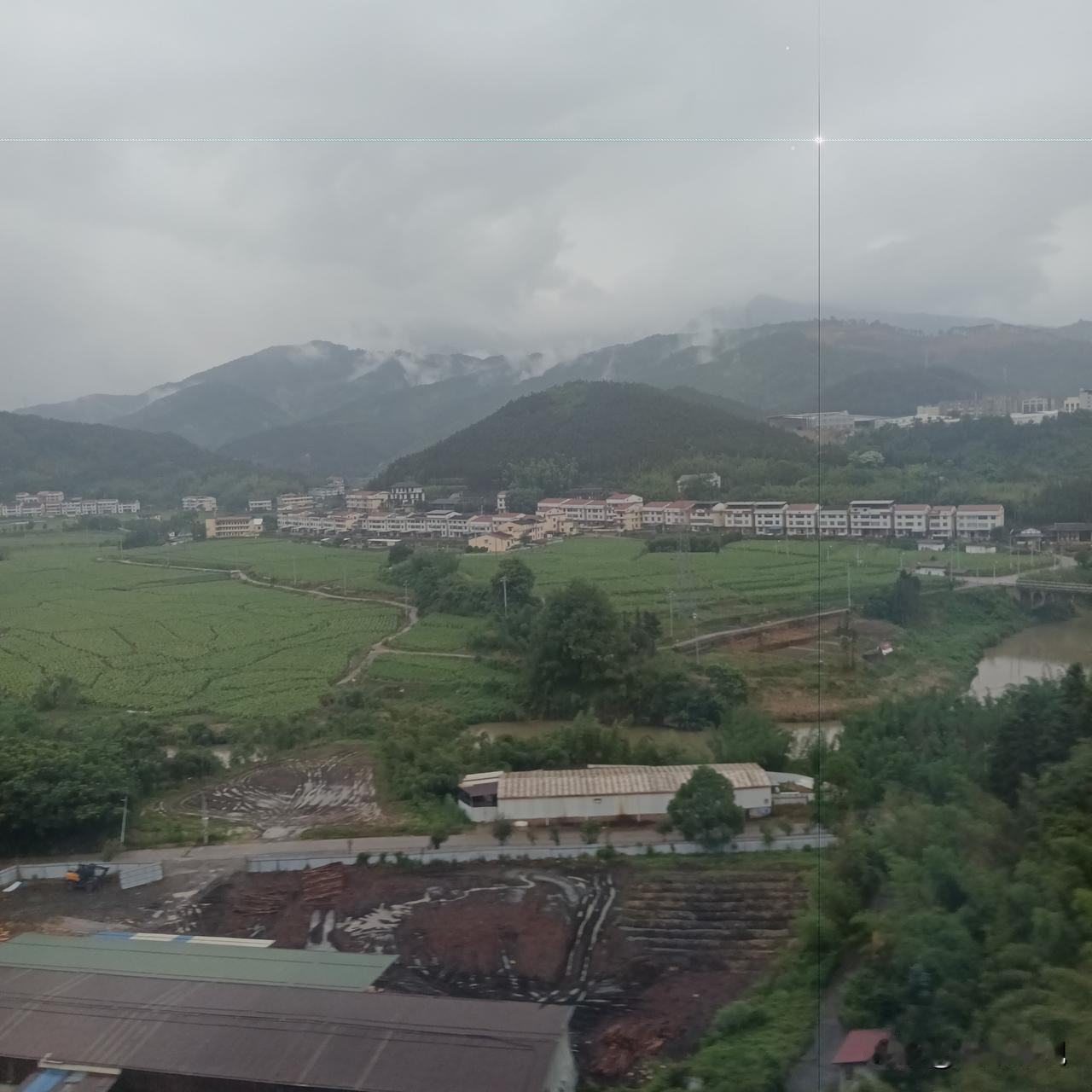 山水田园风景如画，这话一点不假。那春日乡野里金色稻浪和远处群山相互映衬，简直美成