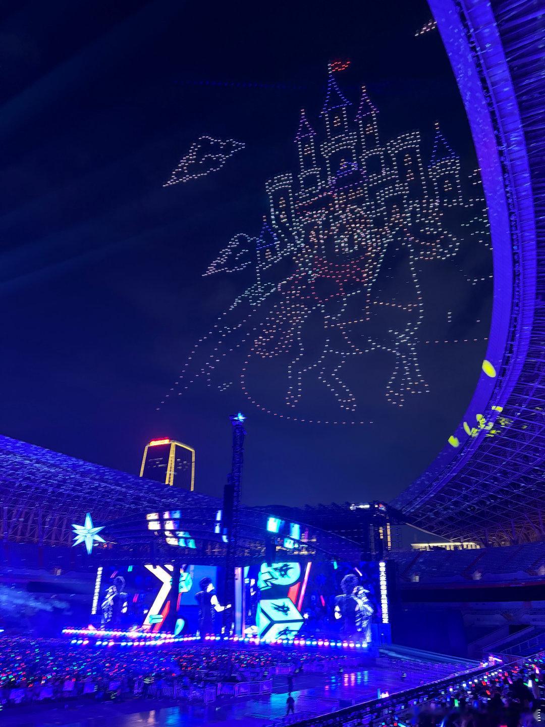 #周深#深深的济南场，无人机阵带来的惊喜不亚于烟花，周围都是一片欢呼。每个画面都是深米之间满满的爱。