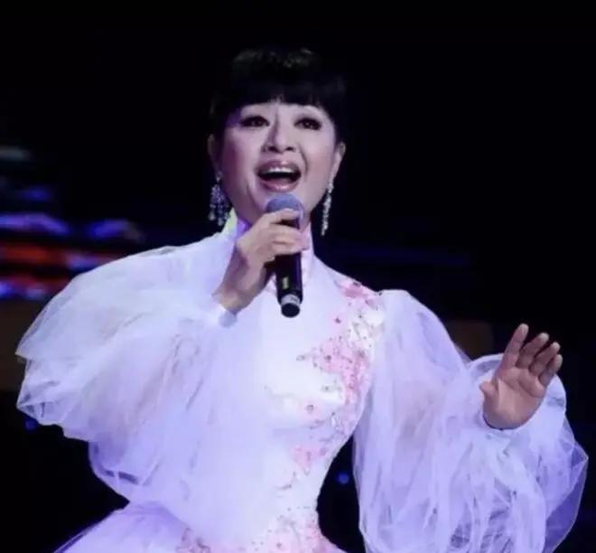 1998年，殷秀梅二婚体面嫁给法国贵族菲利普，原以为是一段跨国浪漫佳话，没想到十