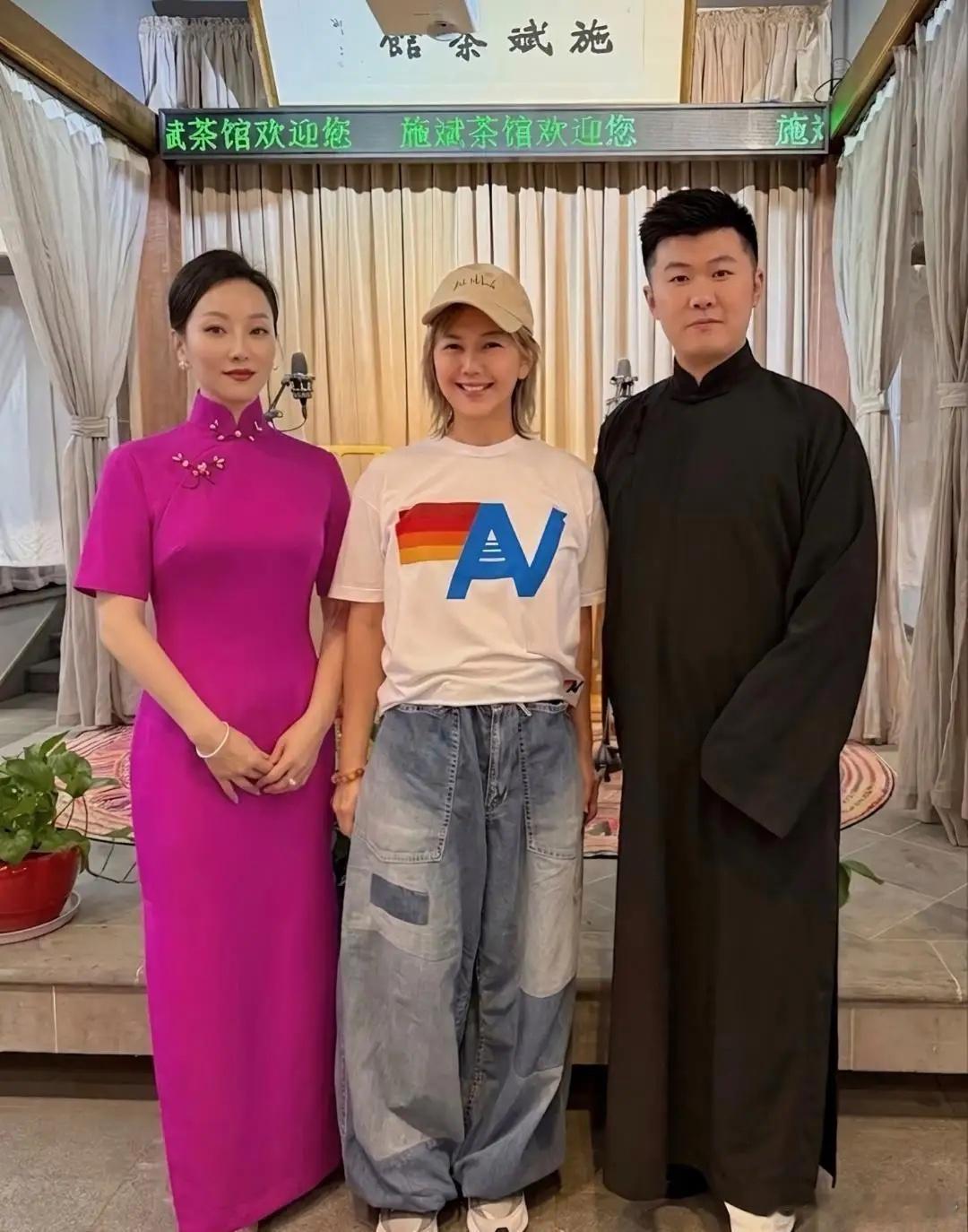 孙燕姿在苏州被粉丝偶遇，她打扮休闲，她穿着简单的日常服饰，留着一头黄头发，身材看