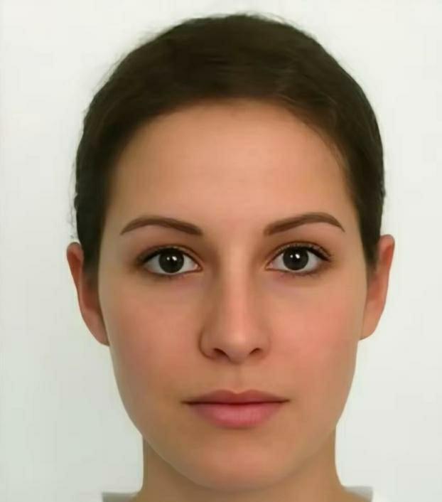 看看这个姑娘长得多漂亮，五官这么精致，挑不出任何缺点，嘴唇像花瓣一样，眼睛也特别