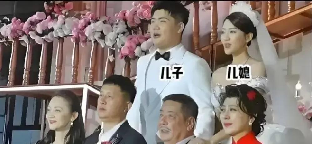 前公婆同框，婚礼秒变修罗场闫学晶儿子低调办酒，前夫林越也到场。两人站一排拍