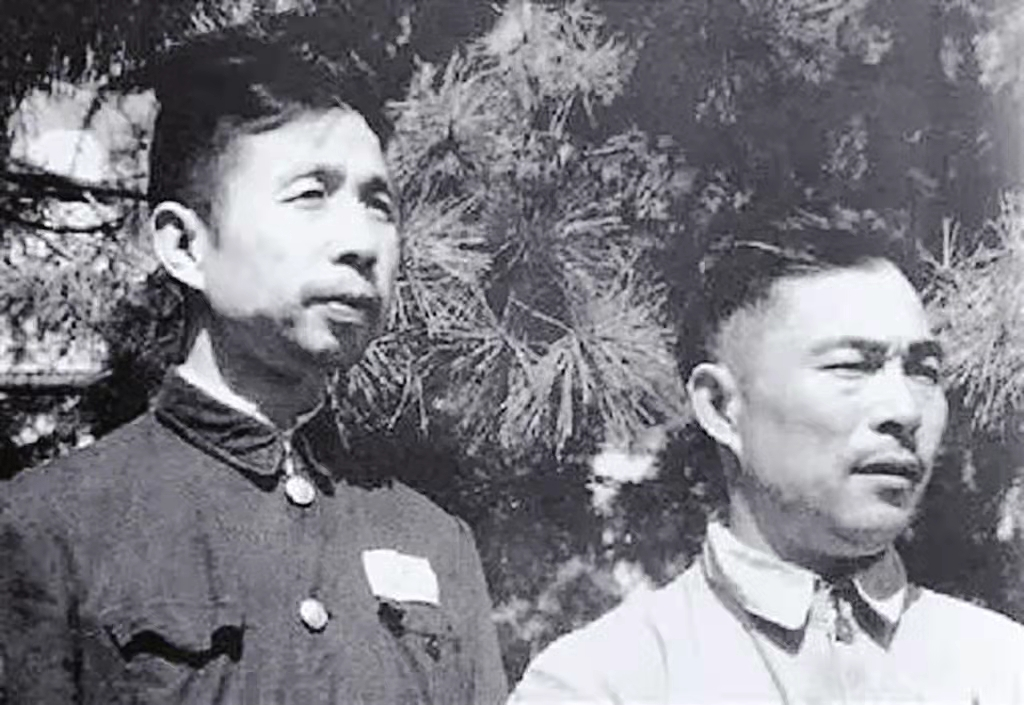 许世友和战士们摔跤，一连几个人都被他打趴。许世友掸了掸身上的尘土：“还有谁想来试