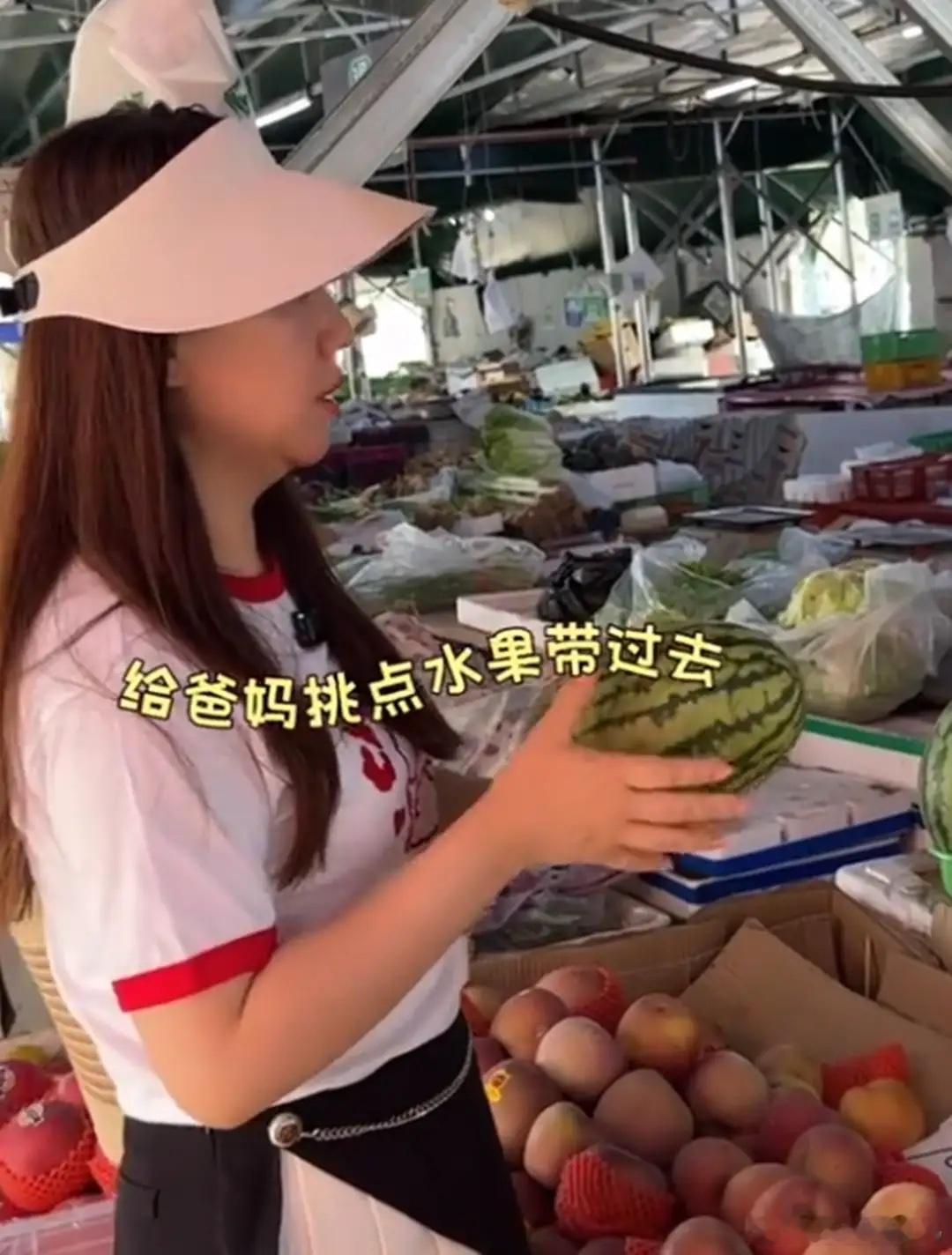 关凌回娘家看爸妈，44岁的她也老花眼了，父母在北京住的房子真大！​​​