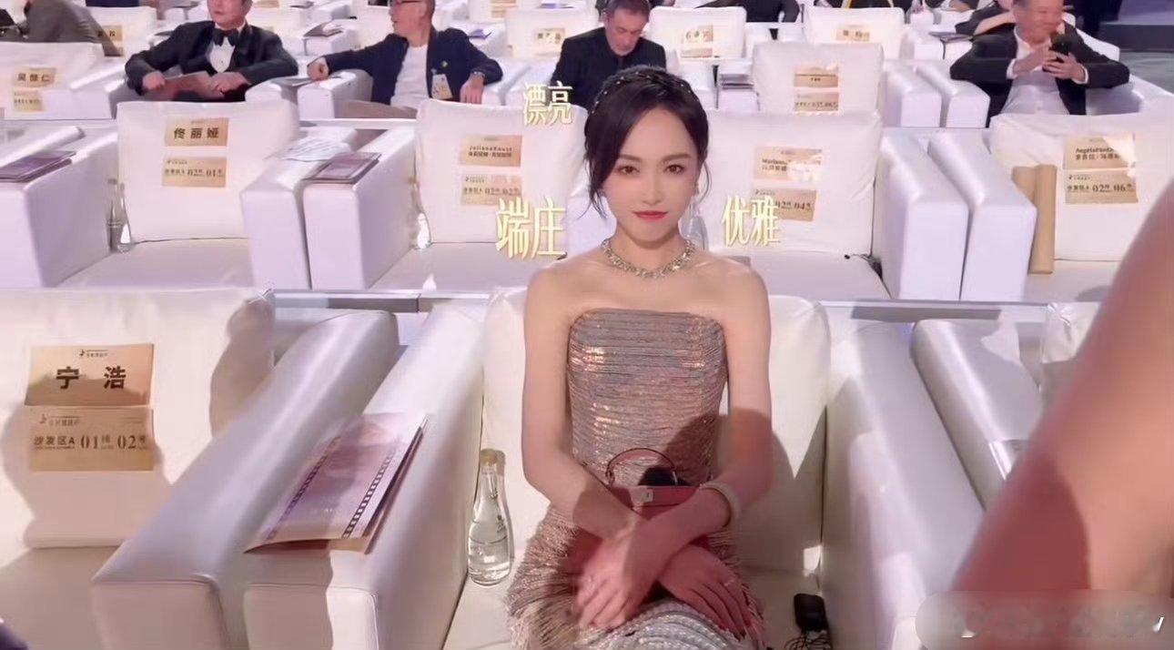 唐嫣裙子勒得动不了高定的设计从来不会考虑舒适度，怎么美怎么来，糖糖真的是一动不