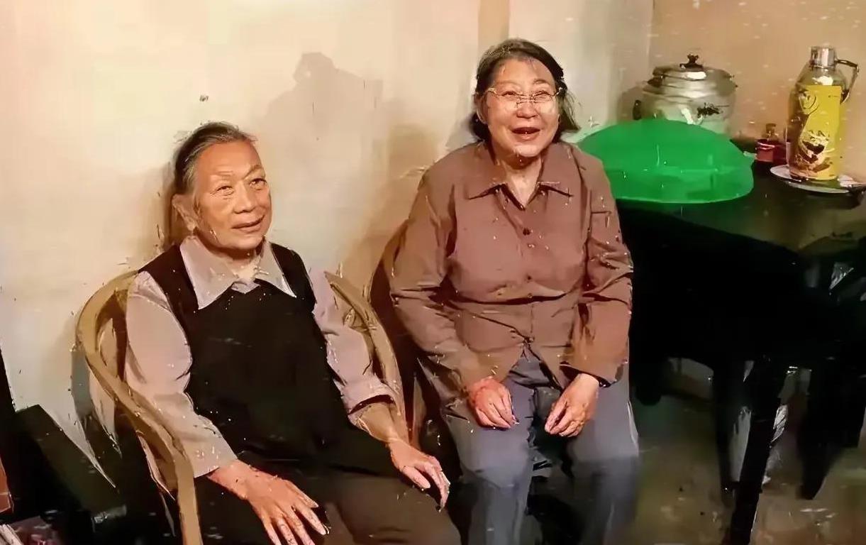 珍藏版的照片。照片中的两位老人是毛主席的女儿，她们生活的很艰苦，但却从来不向国