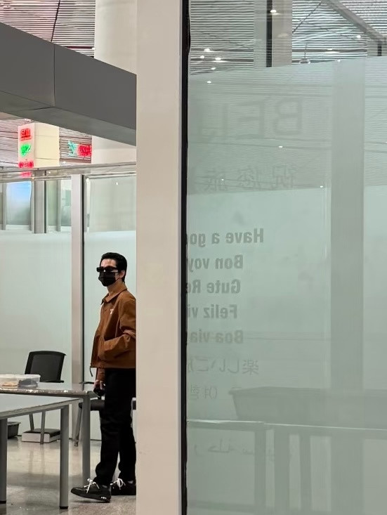 机场偶遇杨洋飞港澳杨洋发箍大背头造型求偶遇教程