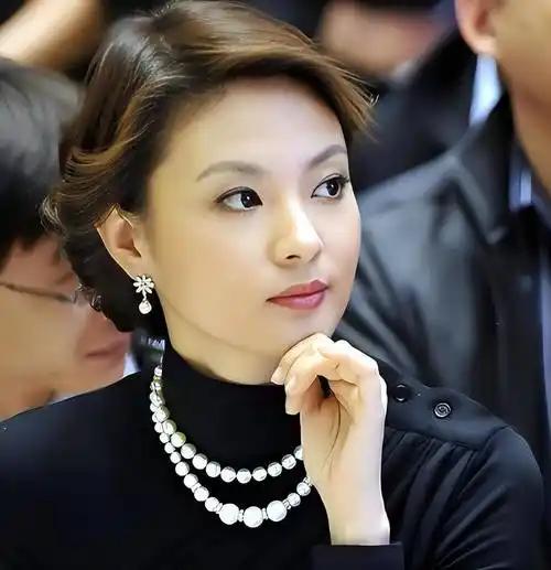 你是否还记得，那个曾被称为“央视第一美人”的刘芳菲？49岁的她，丈夫已逝，单身一
