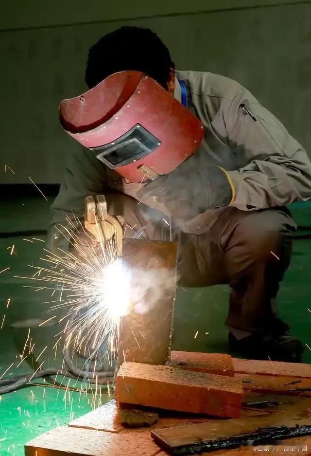 十大最损寿命的工作：1、长途司机2、打捞工3、电焊工4、夜班工作者5、