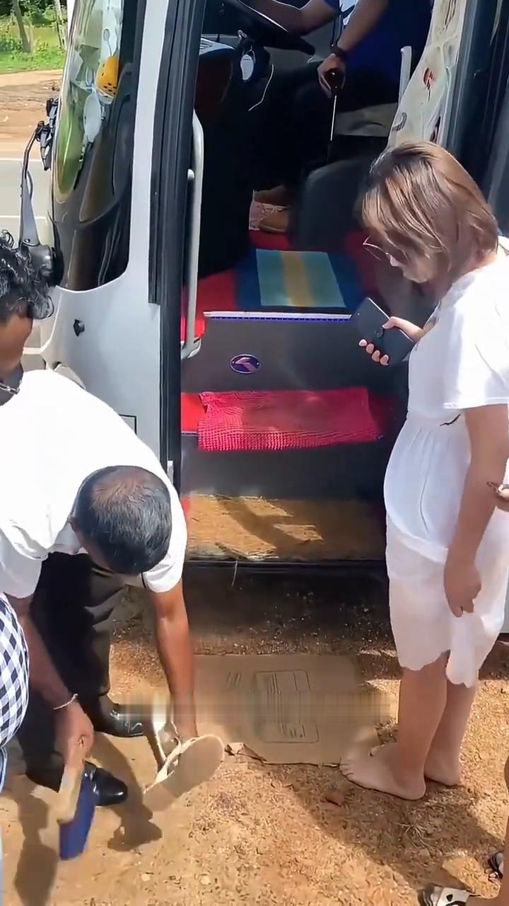 这是啥操作？乘坐大巴时，我目睹了令人匪夷所思的一幕。上车前，工作人员竟要求每位