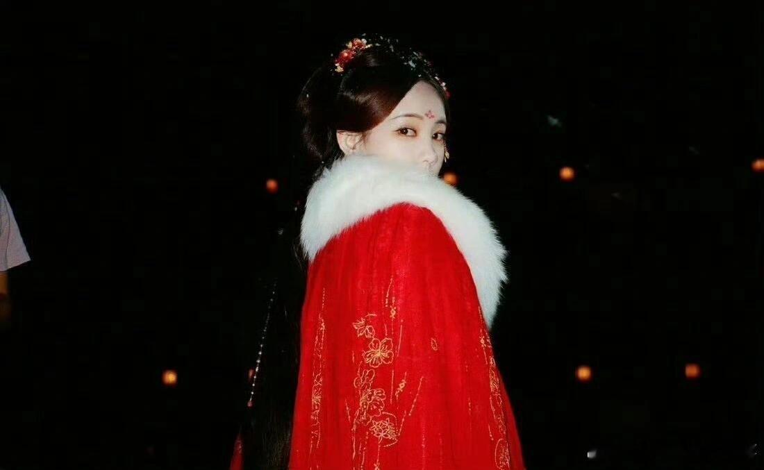 李一桐书卷一梦主舞门面李一桐这舟上舞真不错，红衣翩翩，悟性、协调性佳，戏舞皆可尝