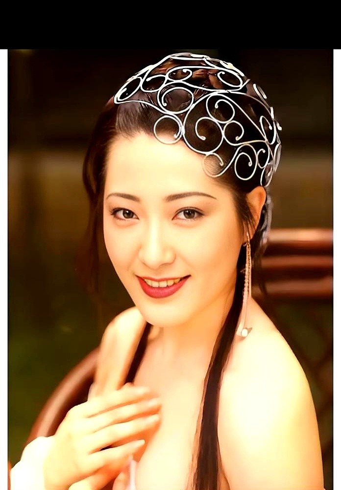 穿着低胸透视装在感业寺修行，这哪是出家？贾静雯版武媚娘顶着全套精致浓妆，身上裹着层灰纱，事业线半露。
