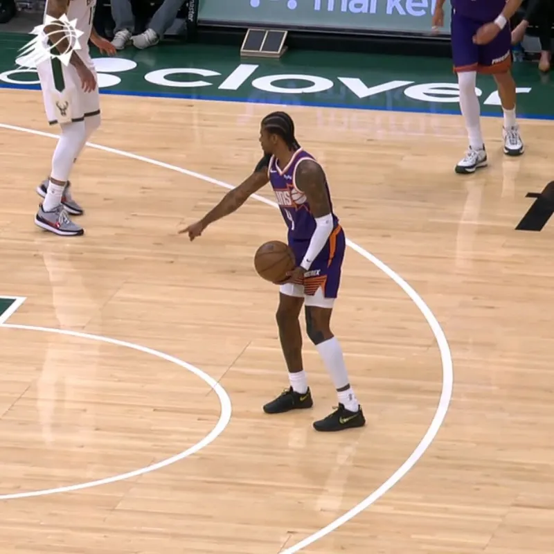 太阳队太适合格林了格林体力充沛的时候可以自己攻，一旦体力下降或者手感不好，有