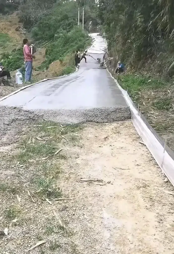 修路时，连一根钢筋都舍不得用吗