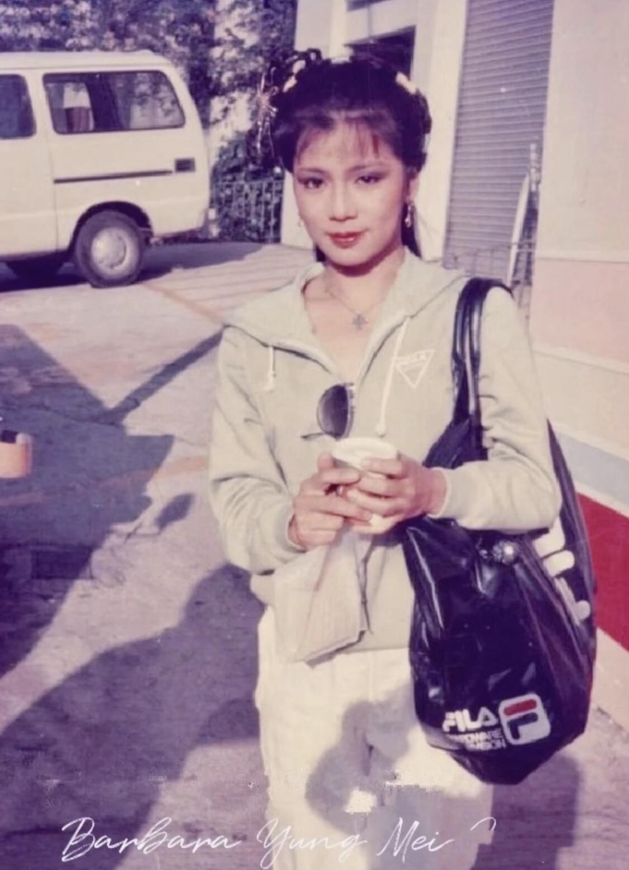 没想到38年前的古装女星，私服审美放到现在都毫不过时！这张是1985年翁美玲在外