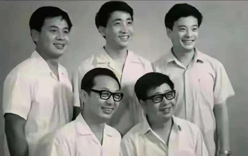 这几个名人，看看你认识几个？？？以前的笑容都是灿烂温暖的！