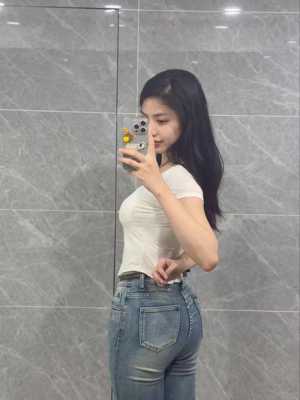 自拍时刻，笑容甜美，牛仔裤显身材。