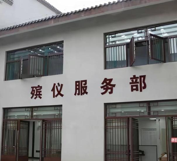 北京火葬场现在怪事多，家属领完骨灰，有的往花坛一搁就走人，有的第二天又送回来，说
