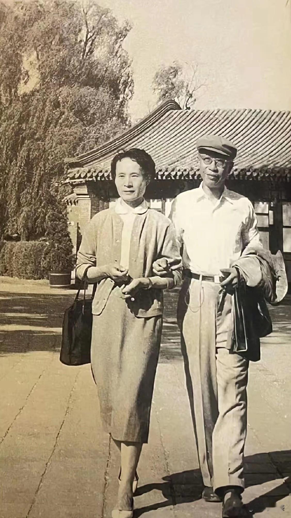 溥仪这张照片，看起来已经和普通人没有什么两样了，站在他身旁的这个女子，是他的妻子