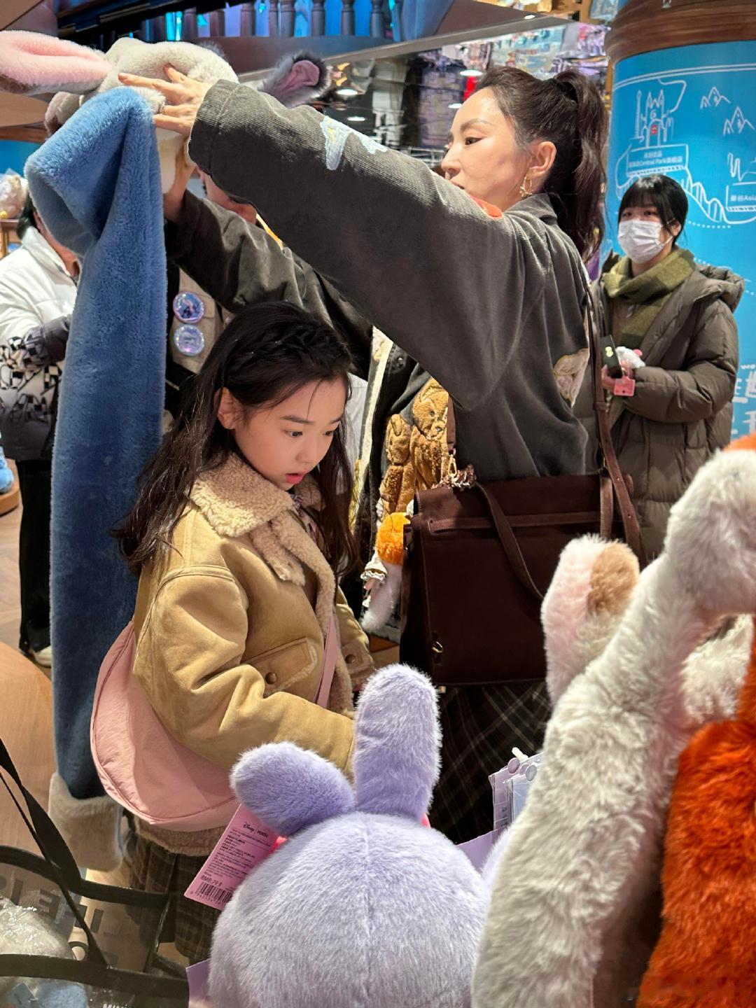 小酒窝穿了格子裙配长袜，在店里拿着个盲盒晃来晃去，董璇在旁边帮她挑款式，还顺手拿