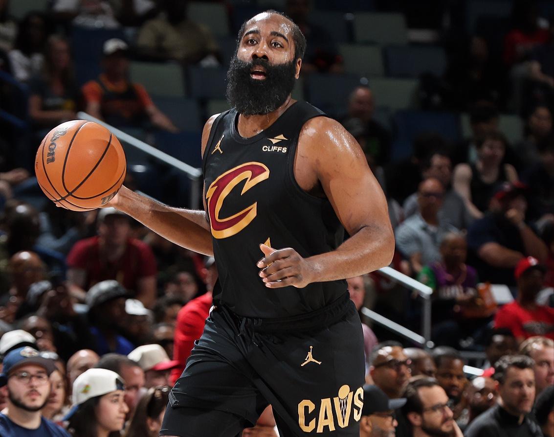 米切尔：登哥，爵士轻松拿下，要不明天背靠背的考虑轮休一下？？？哈登：你们轮不轮