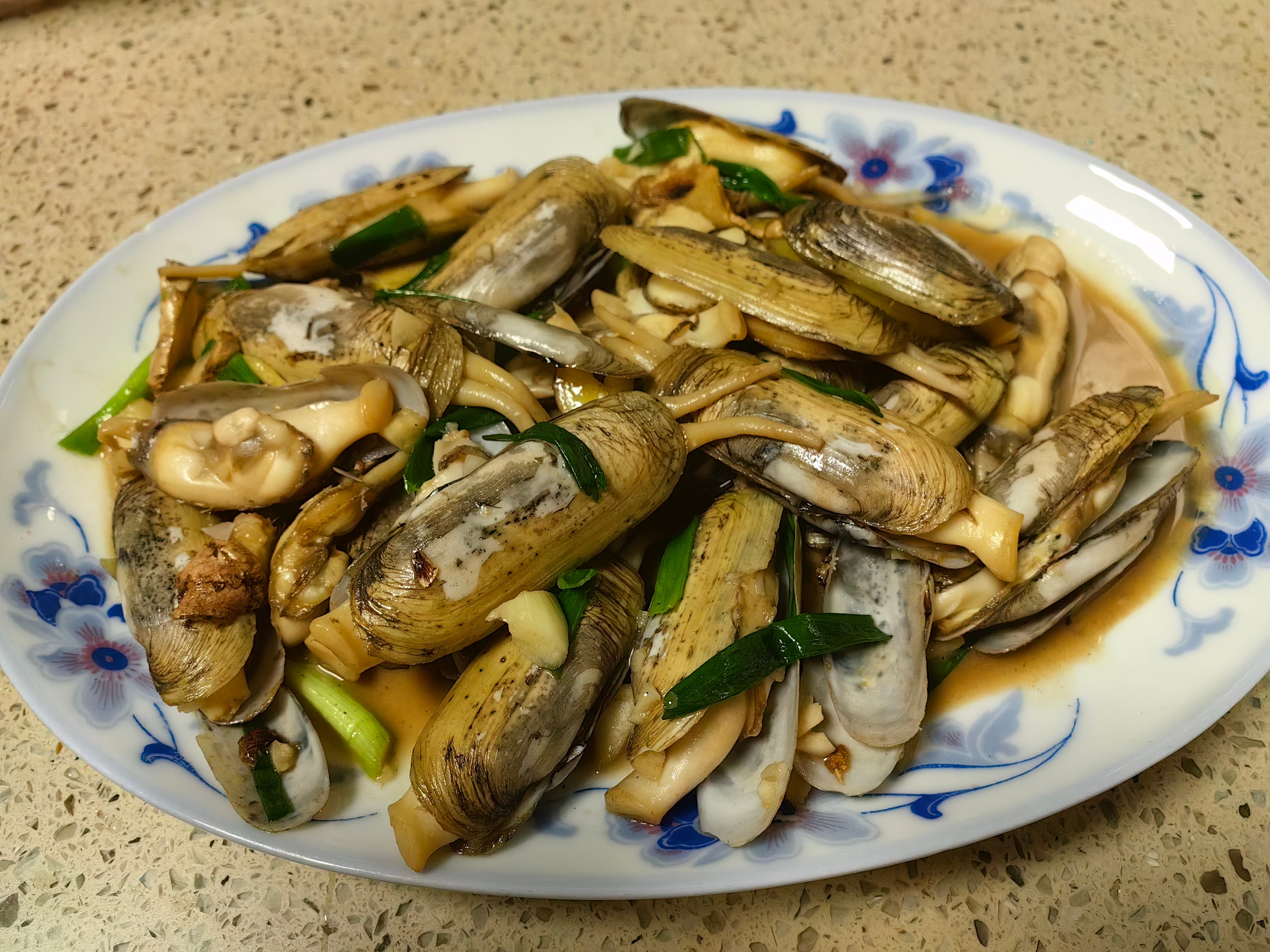 家常菜淋油鱿鱼，肉丝炒蒜薹，煎白带鱼，炒蛏子，炒菜花，南瓜。