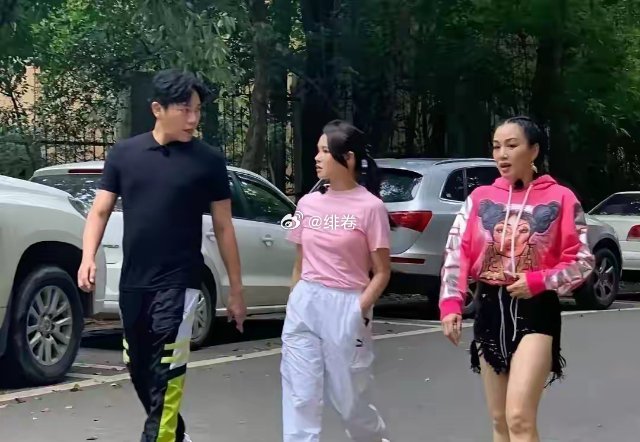 伊﻿‏能静54⁠岁，钟丽缇51⁠﻿岁，但俩﻿⁠人‏⁠⁠站‏‎﻿一块儿，伊能静反‏