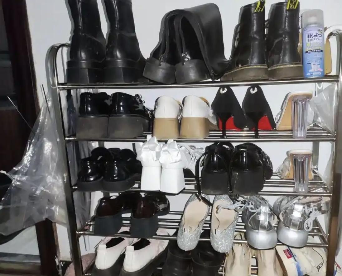 湖北武汉，一20岁年轻男子追求女邻居被拒绝，没想到他竟然对她的鞋子下手了，男子对