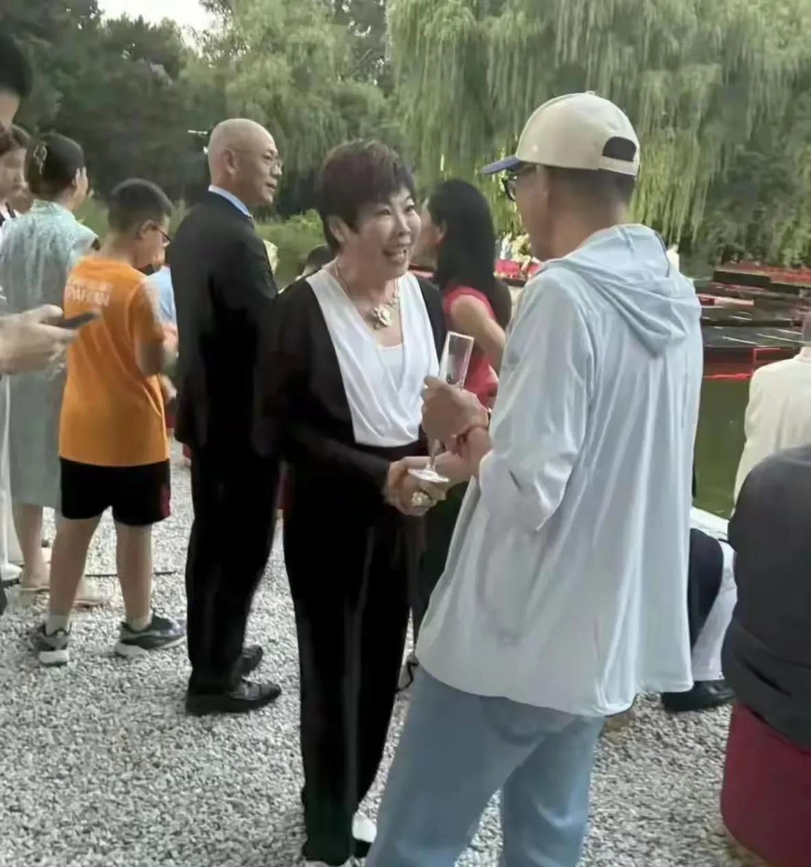 差点认不出，这是国学教授于丹老师。久未露面的于丹老师竟然也来到了李国庆婚礼上。也