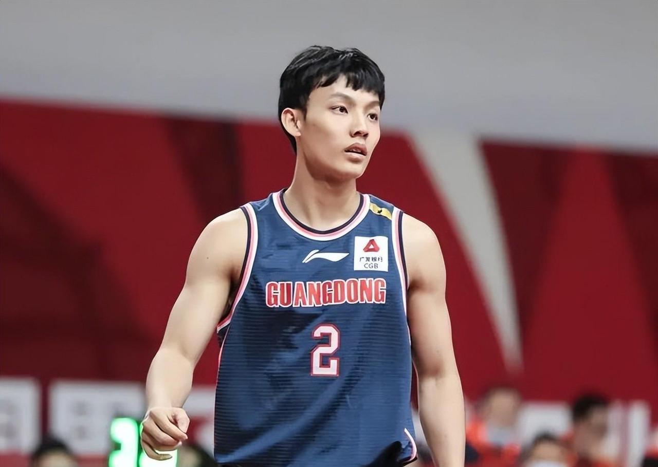 郭士强聪明过人！中国男篮虽然热身赛屡战屡胜，但郭士强却在采访时表示：中国男篮不