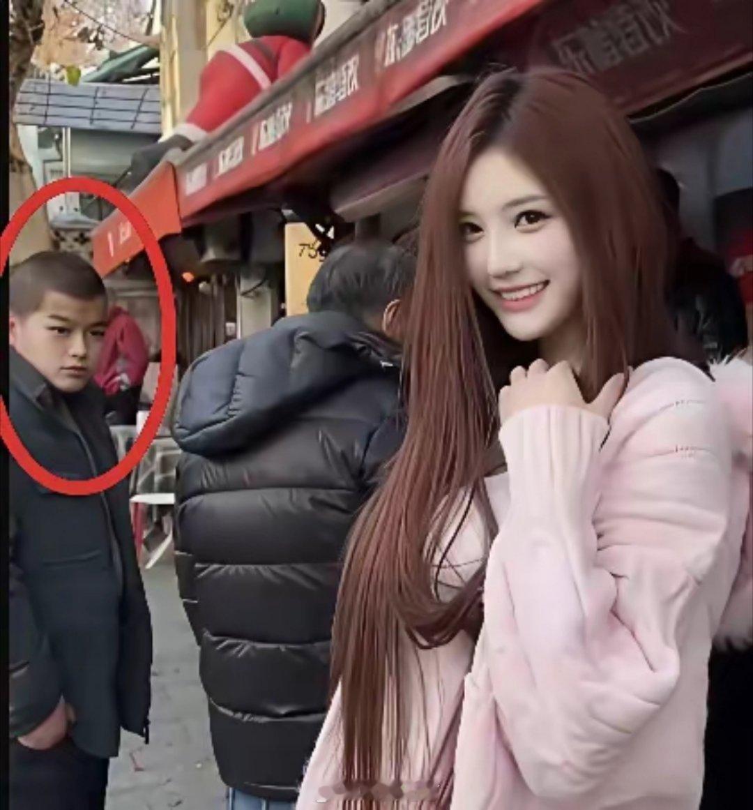 这个网红还算挺厚道，开美颜还照顾了旁边大叔。