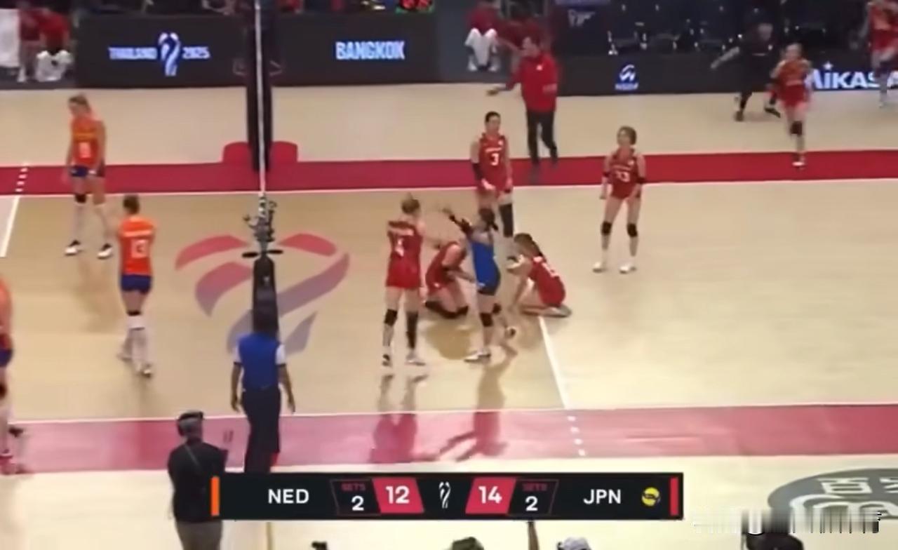 日本女排从荷兰手里血拼下来的一张4强门票，也算是保住了亚洲球队的尊严！但是凭什么