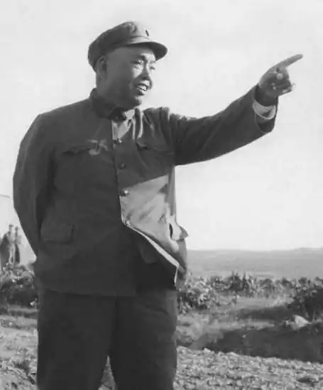 1952年，许世友将军回乡探亲，哪料，他刚下车，就看见了亲叔叔许存礼，许世友掏出