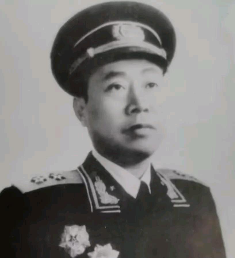 1942年，海匪孙二虎与陶勇洗澡后，突然有人匆忙塞给孙二虎一封信，由于不识字，他