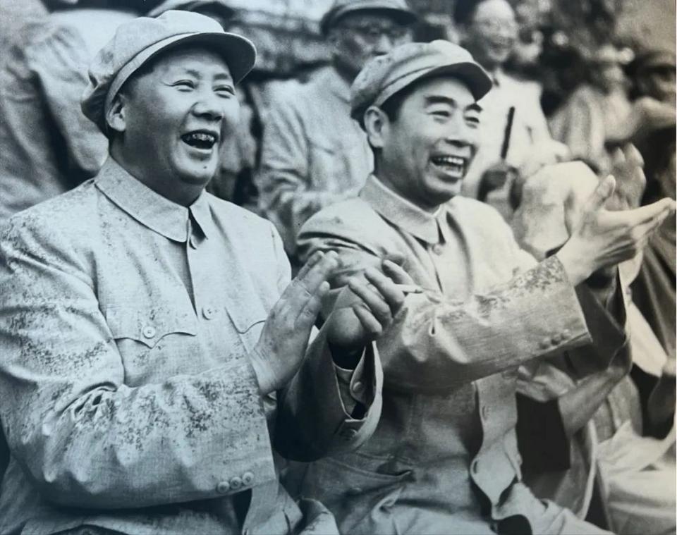 这是拍摄于1952年的一张珍贵合影，地点北京先农坛体育场，毛主席和好搭档周总理开