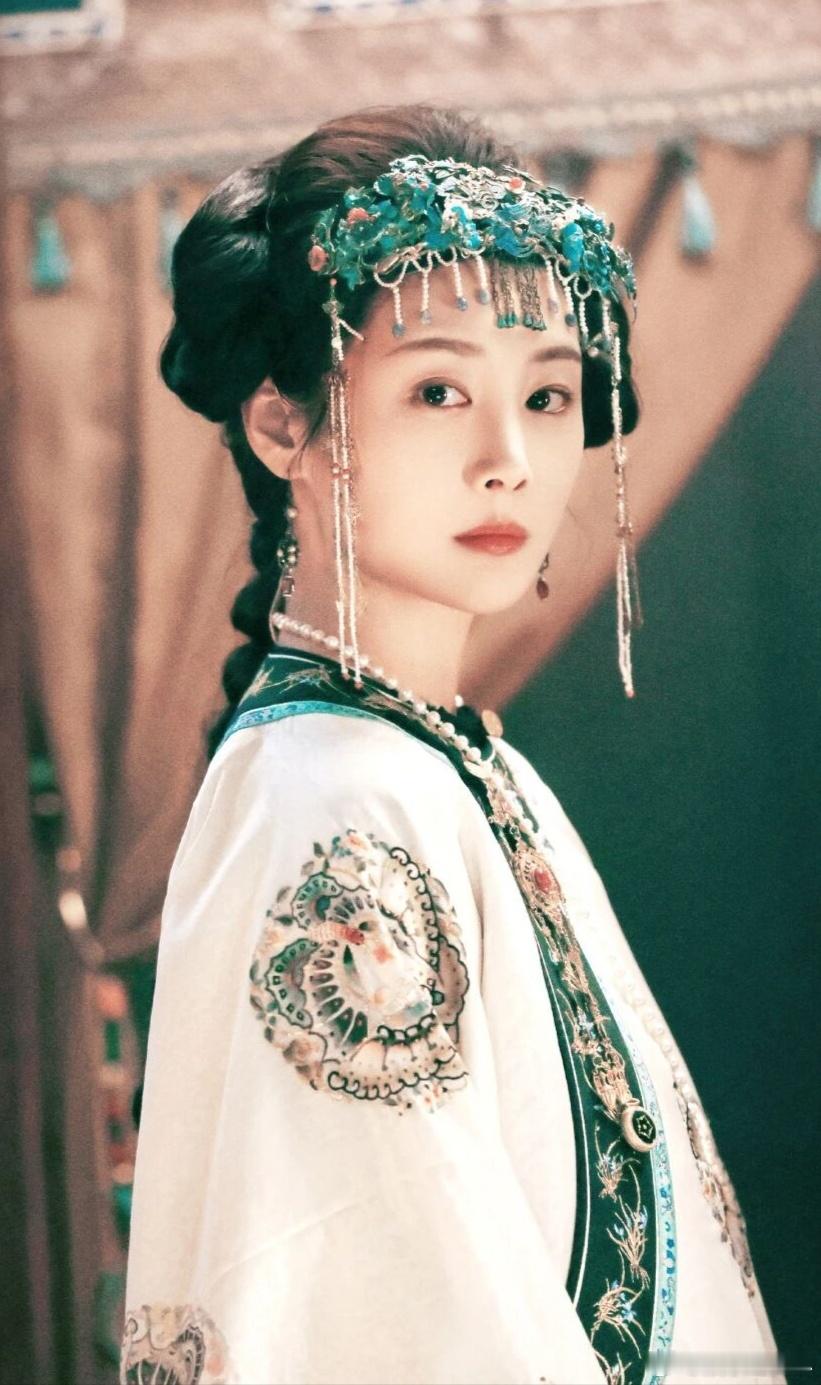 两部新剧在央视同时播出，她今年是真出彩了！今天开追《风与潮》真的，差点没认出来这