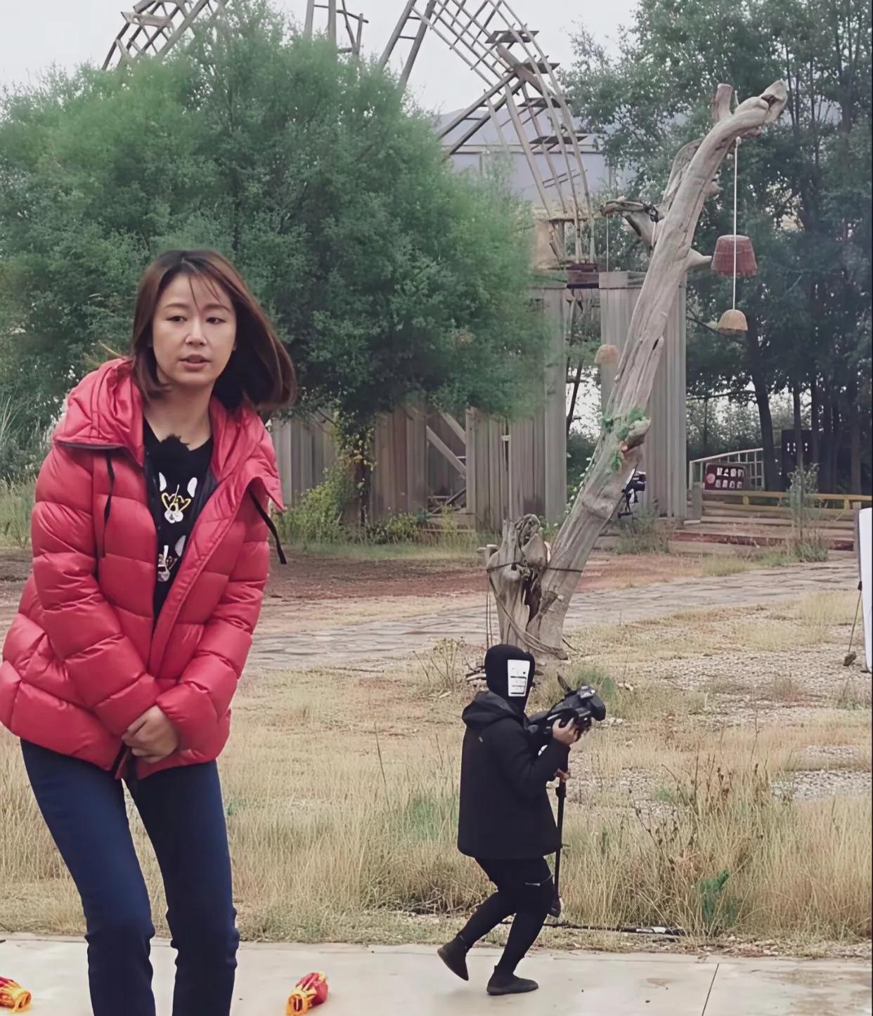 林心如这样穿真是差点没认出，这体态也太随性点了！不仔细看真以为是村头阿姨！#林心