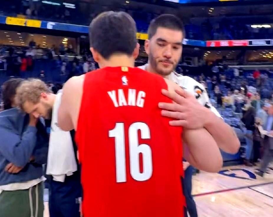 18岁的杨瀚森当着NCAA两届最佳的面，把球砸进了篮筐——但4分5篮板对上12分