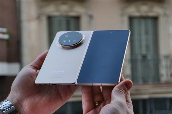 荣耀MagicV6把折叠屏做成了直板机的手感，这本身就是对行业的降维打击。京东