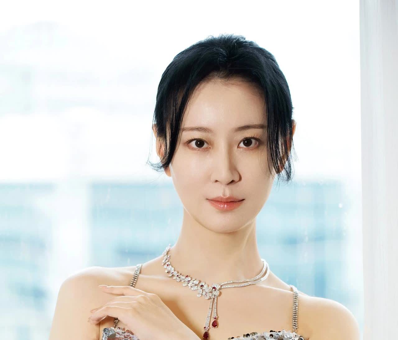 靳东的十五位“老婆”如下一、宋轶二、王乐君三、刘敏涛四、刘涛