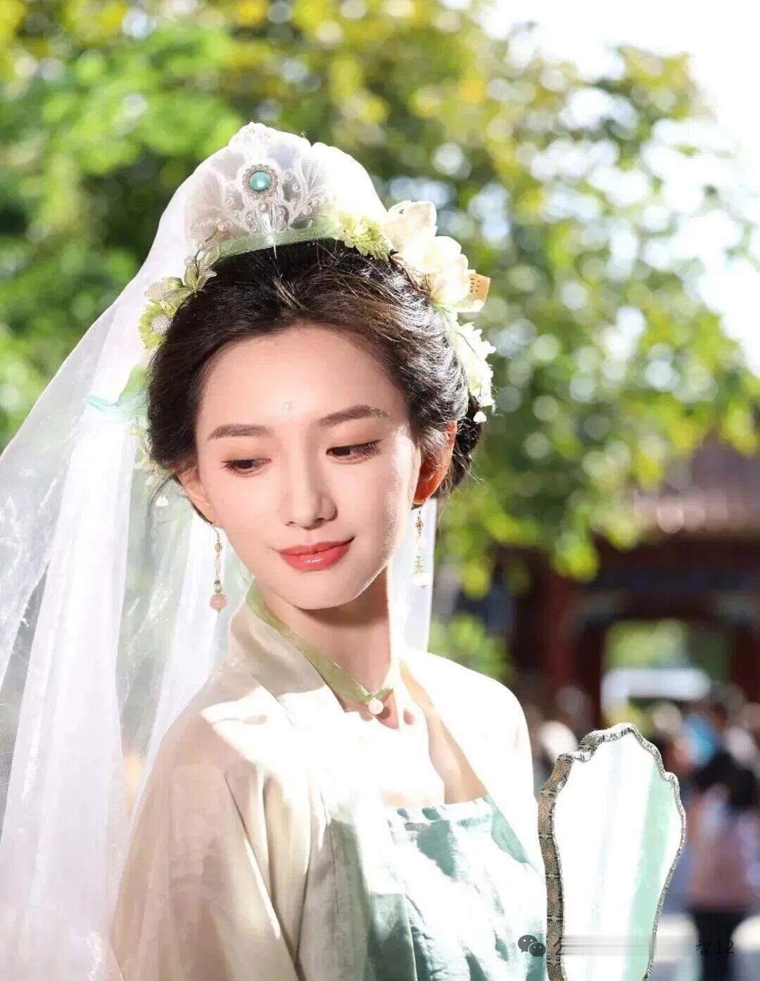于正说：“没颜值的素人，别私信我了，被选中的只有张婉莹。”张婉莹说：“你骗我