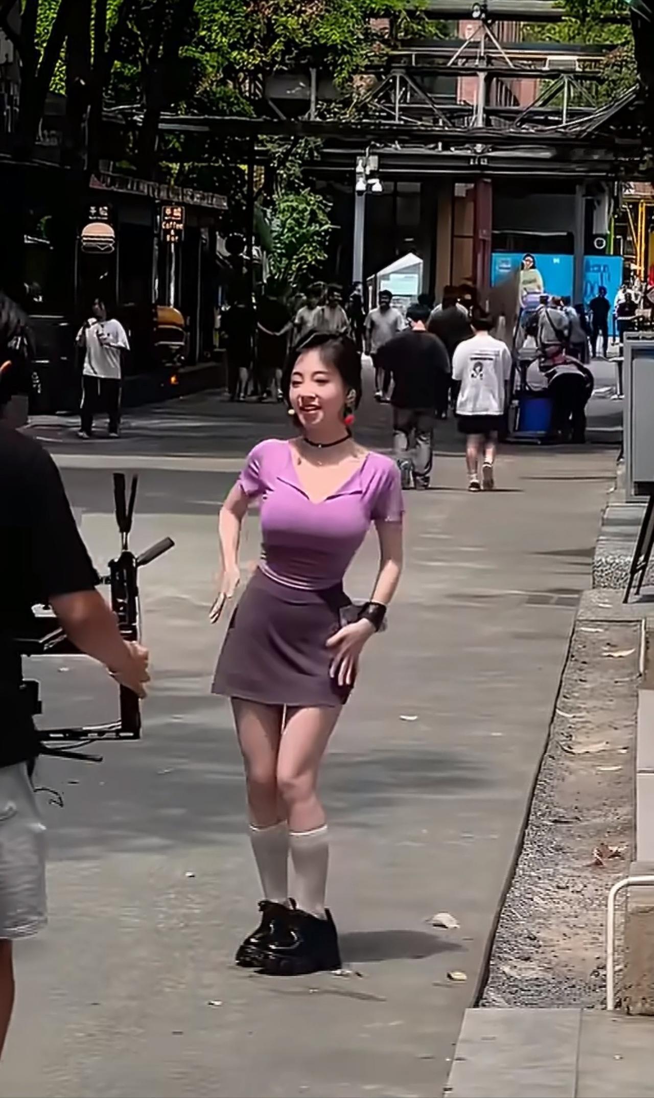 冯提莫，引发热议。7月30日，35岁的冯提莫，冲上热搜，最新的视频中，她回应自