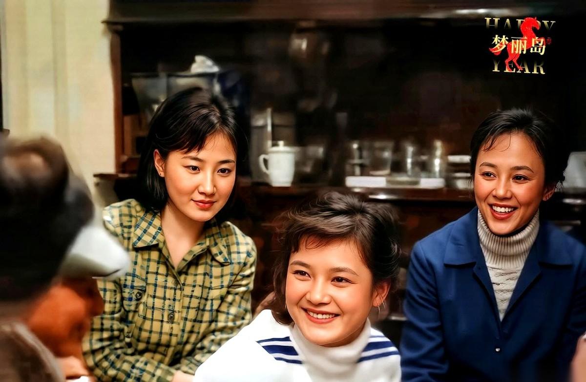 1980年，电影院里，当《小花》的片尾曲响起，有人抹着眼泪走出影厅，嘴里还念着“