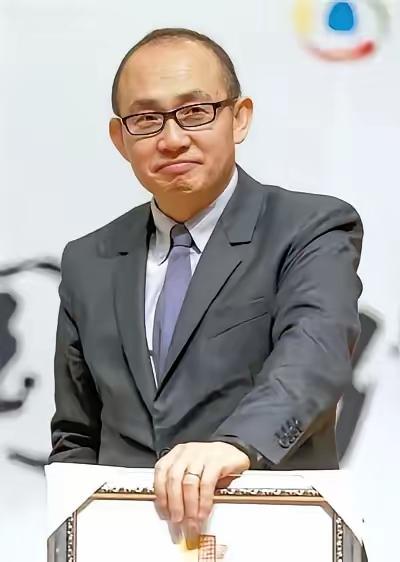 李嘉诚2013年起抛售大陆产业，到2018年基本处理完，潘石屹直接跟着抄作业。2