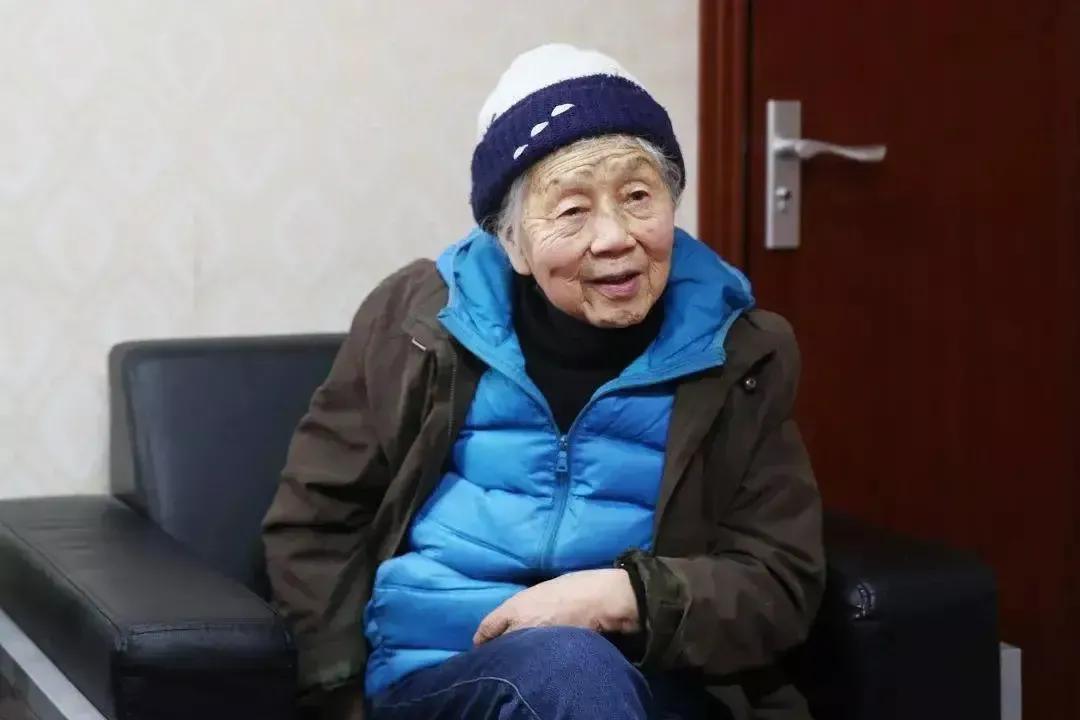 上海一名91岁老太无儿无女，退休金10000元，卖房还得了500万。然而，她却异