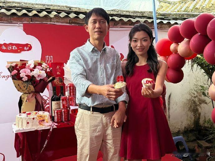 最近网上火了一个婚礼，新娘是00后，才二十出头，新郎是70后，年过半百，差着三十