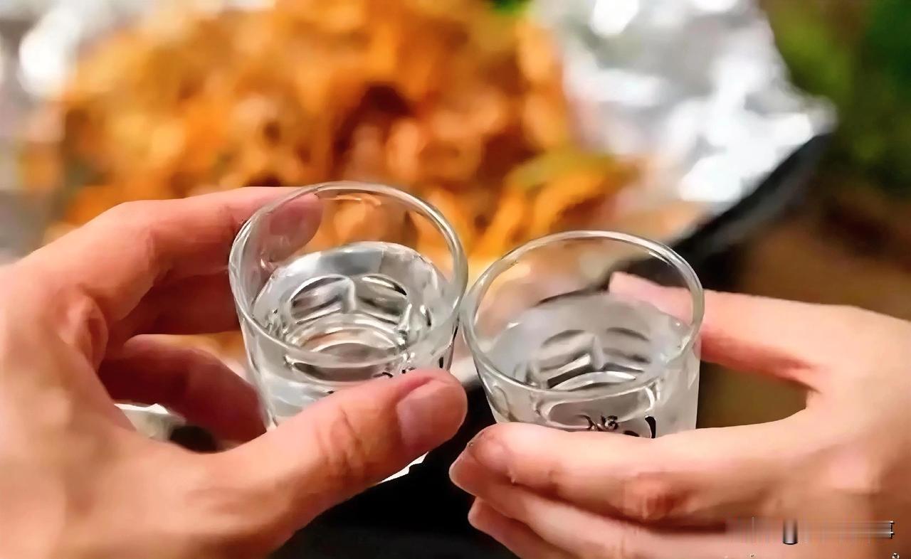 男子和朋友聚餐饮酒14天后坠亡，家属把同饮者、烧烤店老板一同告上法院索赔3200