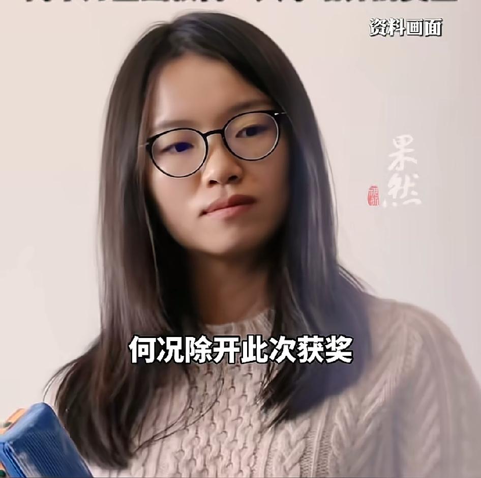 王虹五六岁那年，手臂被开水严重烫伤，此后几年反复植皮。因为皮肤怕光，她习惯待在室
