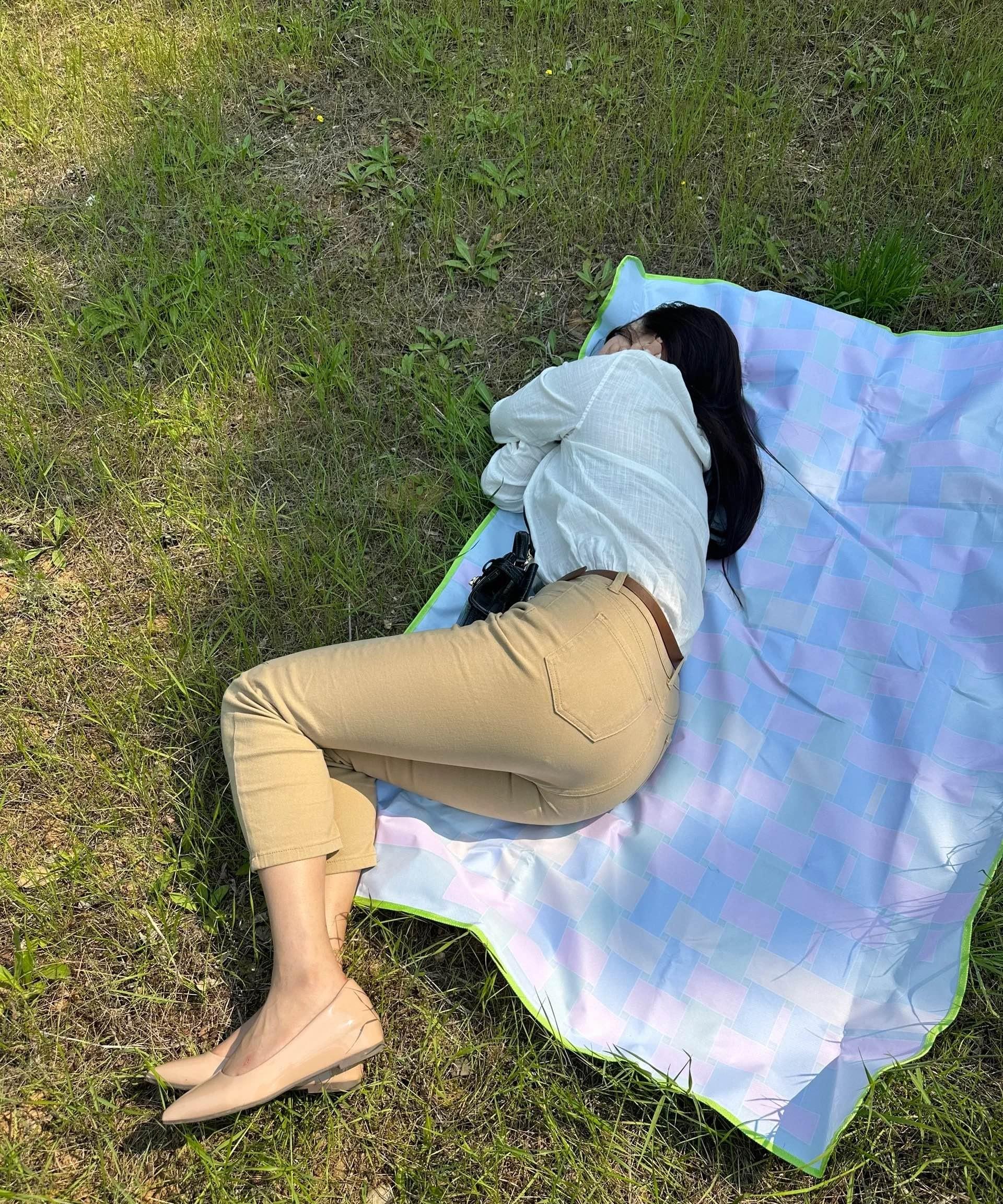 太惬意了，这样都能睡着？