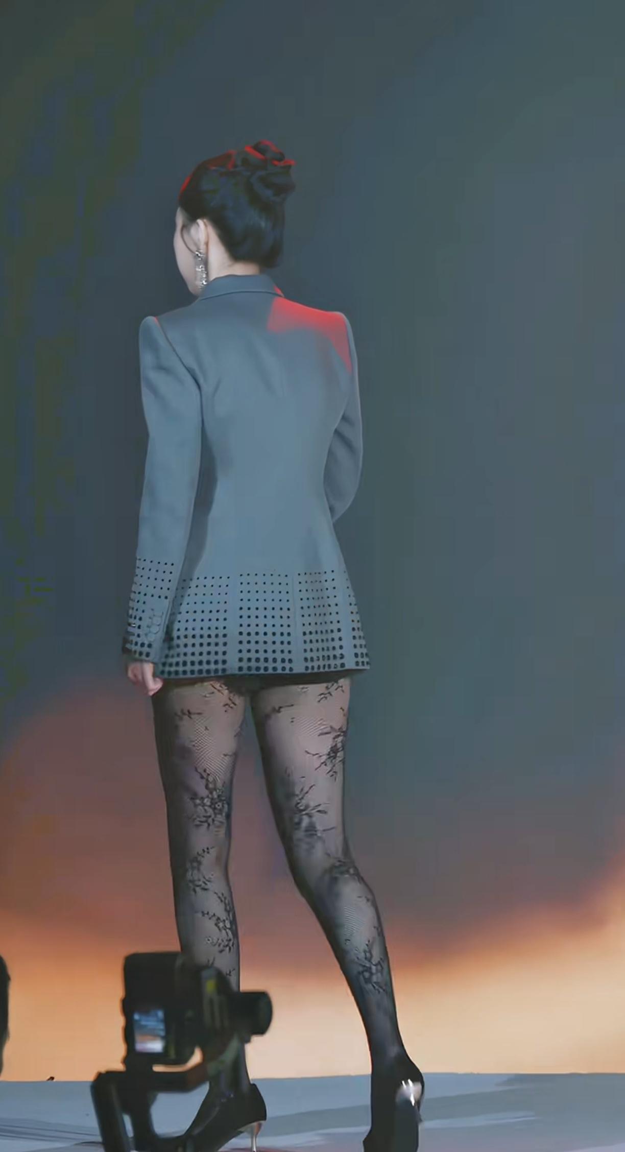 西装也能穿出高级性感啊！[微笑]